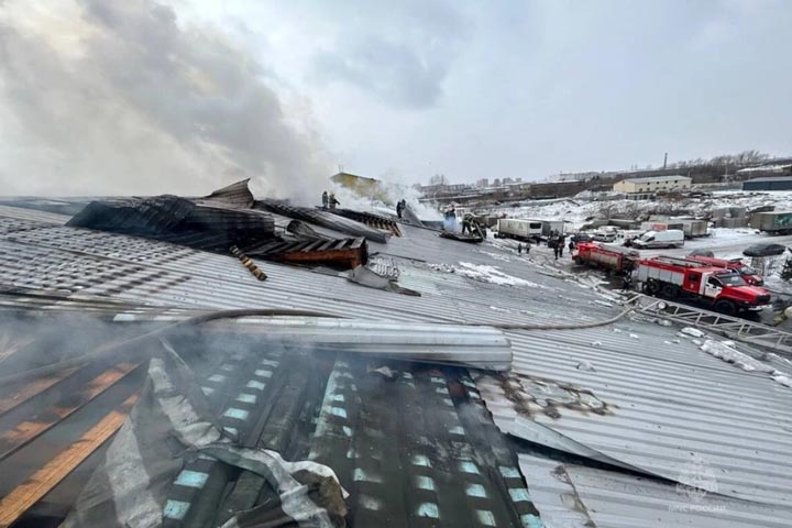 Пожар площадью 800 квадратных метров охватил крышу склада